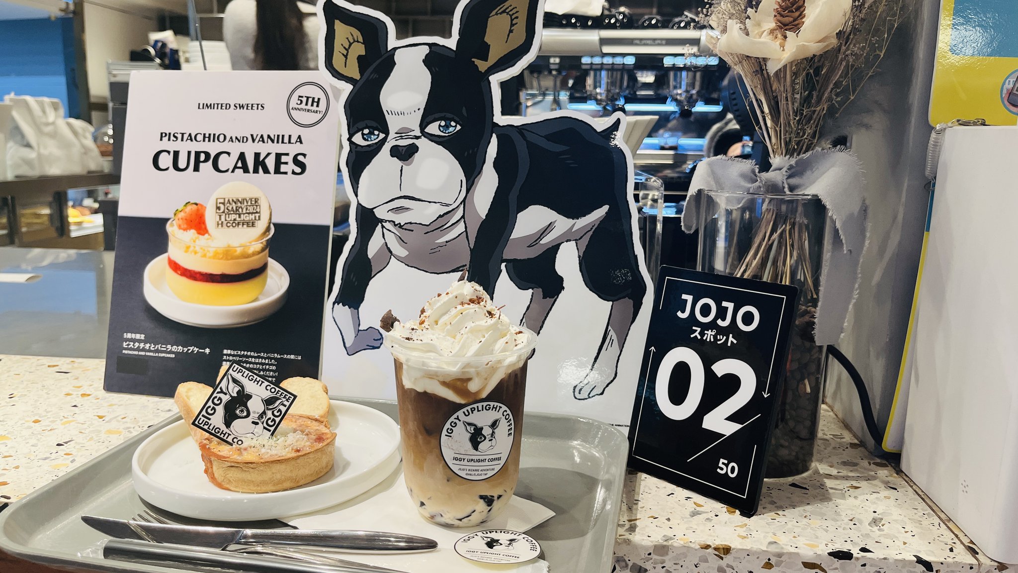 ジョジョの奇妙な冒険 イギー コーヒースタンド カフェ 特典 ジョジョの奇妙な冒険」イギーのコーヒースタンドが期間限定