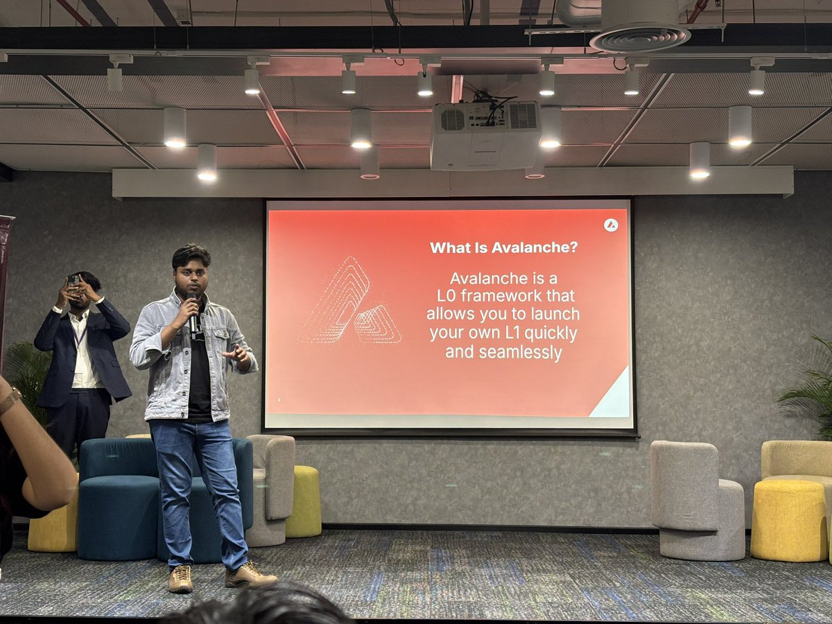 vansh_gokhale17's tweet image. @avax @Avalanche_In is at @hack_verse 🤩