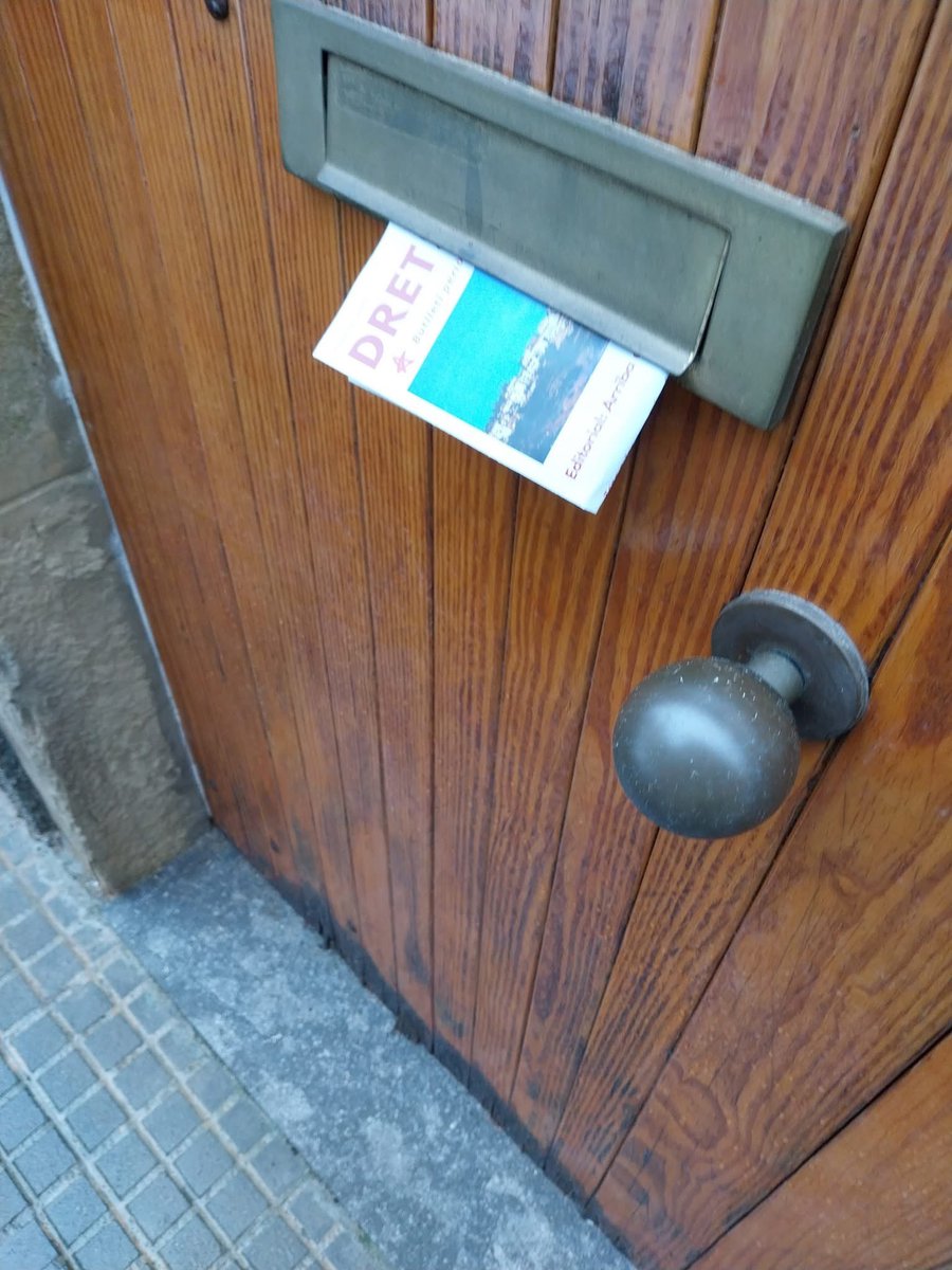 Dretsdelpoble's tweet photo. 📫   Els veïns i veïnes de Sant Feliu ja estan rebent a casa seva el 1r número del Butlletí 'Drets del Poble', que tracta temes importants de màxima actualitat del nostre poble. #sfc182 https://t.co/G7ml0ys7IH