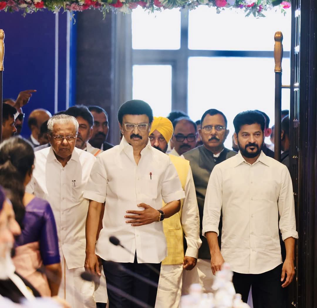 SRSekharBJP's tweet photo. தமிழ்நாட்டின் பஜ்ஜி 
போண்டா சாப்பிட 

கனிமொழிக்கும் 
உதயநிதிக்கும் 
இங்கிலிஷ் ஒத்திகை பார்க்க 

சென்னையில் உள்ள துணிக்கடைகளில் பட்டு அங்கவஸ்திரம் ஓசியில் 
வாங்கி போட 

தமிழச்சி தங்கபாண்டியன் 
ஆ ராஜா போன்ற முதல் வட்ட புள்ளிகள் கேமராவுக்கு 
முன் போஸ் கொடுக்க 
முண்டி அடிக்க

சென்னை மேயர் ப்ரியா 
கிப்ட் பார்சல் எடுத்து 
ஓடி ஆடி உதவ 

தடுமாறி தடுமாறி 
முதல்வர் எல்லோருக்கும் 
துண்டு போட்டு பரிசு 
பொருள் கொடுக்க 

தமிழ்நாட்டின் அத்தனை மீடியாக்களும் தங்கள் 
கொத்தடிமை 
விசுவாசத்தை காட்ட 

மீண்டும் ஒரு வேடிக்கை மனிதர்களின் கூட்டம் 

அதுதான் நியாயமான 
தொகுதி மறு சீரமைப்பு 
வேண்டும் என்ற 
பெயரில்
போணி ஆகாத 
Empty தகர 
டப்பாக்களின் 
கூட்டுக் கூட்டம்
#FairDelimitationForTN 
@annamalai_k
@BJP4TamilNadu 
@mkstalin @arivalayam