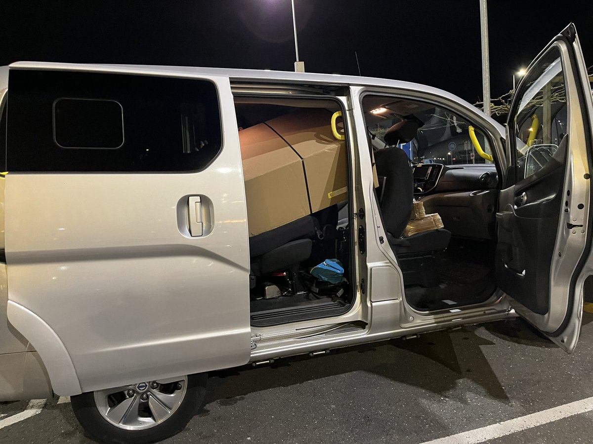 Toch handig gisteravond, de rolstoelbus van mama. Drie x op en neer IKEA, bank in 2 delen, daarna pas de passagiers 🫢😄