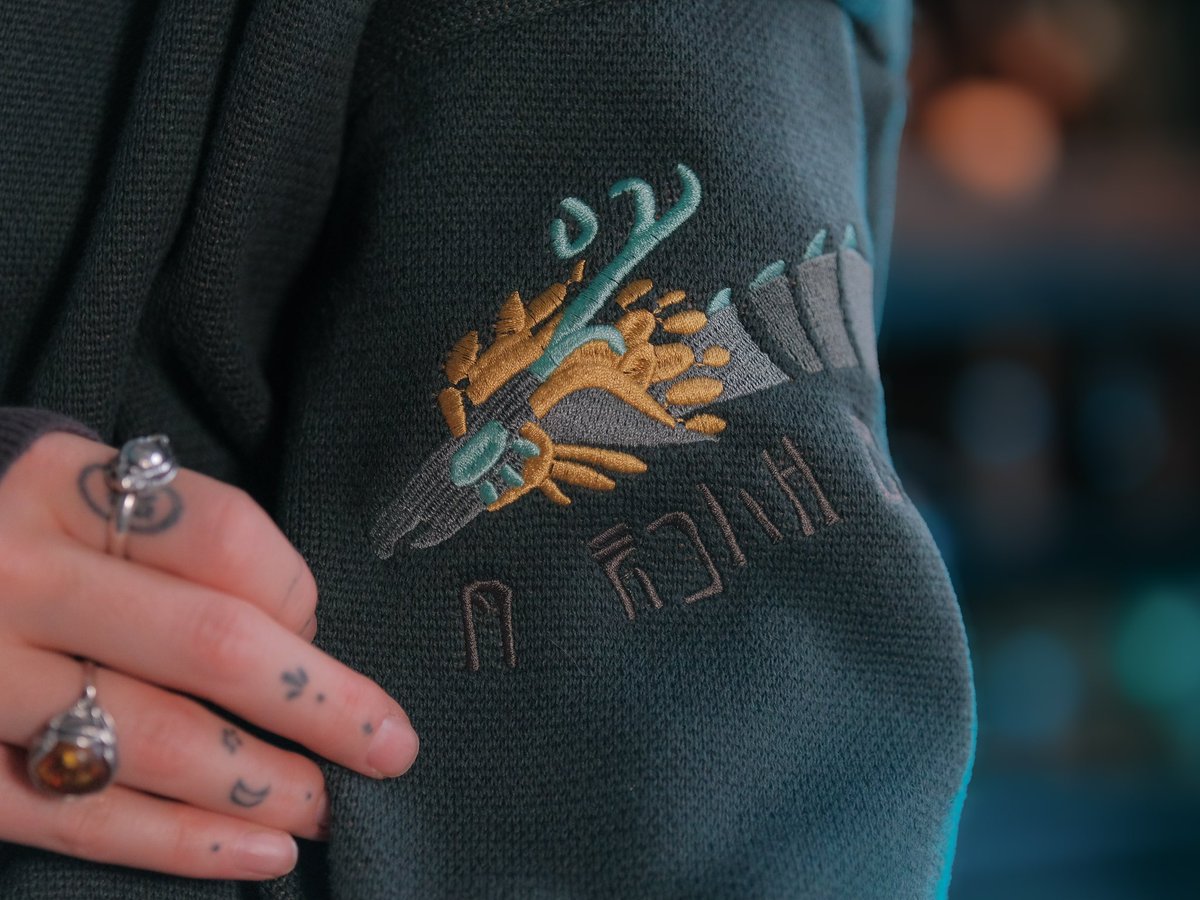 deep turquoise green, slate grey, sparkling celeste, and tarnished gold; 

colours of the archaic cardigan 
🦋🌀🧚🏼⚱️🌿📜🐚🪐🏞️🐉