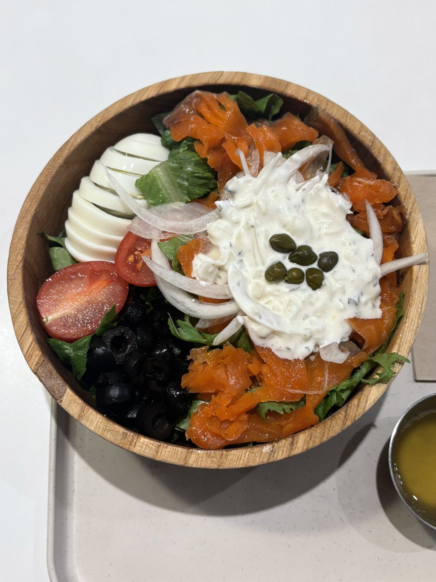 래뮤 딸기파르페 딸기프리지에......
스위치온하실때 이케일탈하고그러시면안됩니다
(글루텐프리인데 ㄱㅊ하지않을라나 ㅠㅠ.. < 안괜찮음..)
반성하는의미로 저녁에 연어샐러드시켰는데 소스를 얹어주심 젠장