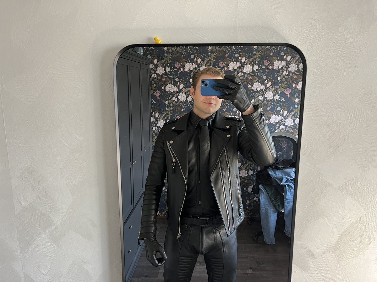 Ready to have some fun? I know I certainly am 😈

#leatherboi #leathersub #leatherslave