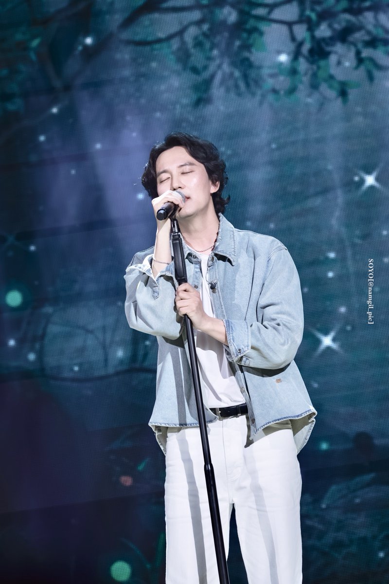 namgil_pic's tweet photo. 20250302 김남길 팬미팅 ‘Road to Gil’

노래 부를 때 뒷배경도 예뻐서
숲의 요정같아🍀

#김남길 #KIMNAMGIL https://t.co/ZeGpqkjAg3