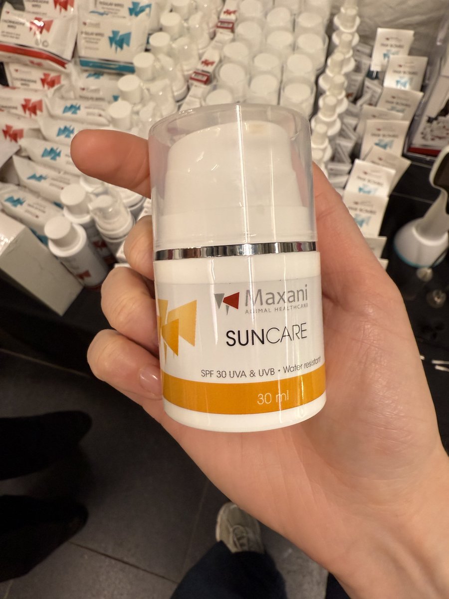 белым кошкам и собакам, которые проводят много времени на солнце, мажем ушки и розовые носики SPF

человеческие санскрины тоже в теории можно, только без оксида цинка и salicylates в составе