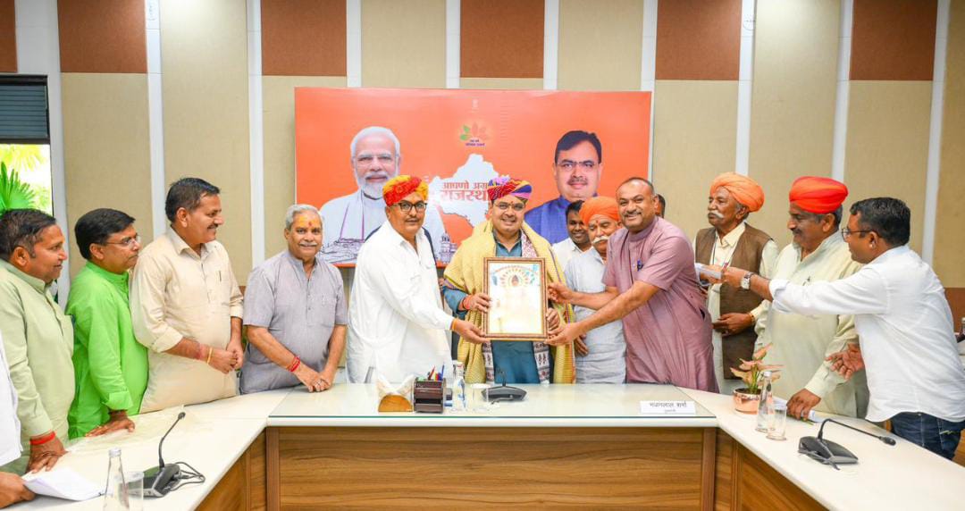 pksinghbhati's tweet photo. जैसलमेर विधानसभा क्षेत्र के गुहड़ा गांव में श्री सदाराम जी महाराज का पैनोरमा बनाने की स्वीकृति प्रदान करने पर आज प्रतिनिधिमंडल के साथ यशस्वी मुख्यमंत्री श्री भजनलाल जी शर्मा से मुलाकात कर समस्त क्षेत्रवासियों की ओर आभार व्यक्त किया। 1/2

@BhajanlalBjp @BJP4Rajasthan https://t.co/xALZ325X0s