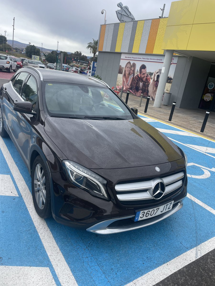 LCancio17's tweet photo. No me puedo creer el morro que tienen muchos CADA DÍA de aparcar en la plaza de minusválidos sin acreditación solo porque “tienen que bajar un momentito a comprar algo” o incluso también se limitan a esperar dentro del coche. Mucha rabia los multaba a todos. https://t.co/d9mF0RwlEe
