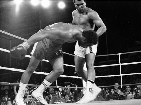 emmanuelkassi's tweet photo. Après le décès de Mohamed Ali en 2016, George Foreman restait le protagoniste vivant du légendaire ‘Rumble in the Jungle’ de 1974. Ce 21 mars 2025, il tire sa révérence à son tour. Repose en paix, champion ! 🥊 #GeorgeForeman #Boxe https://t.co/DrNdFF1raH