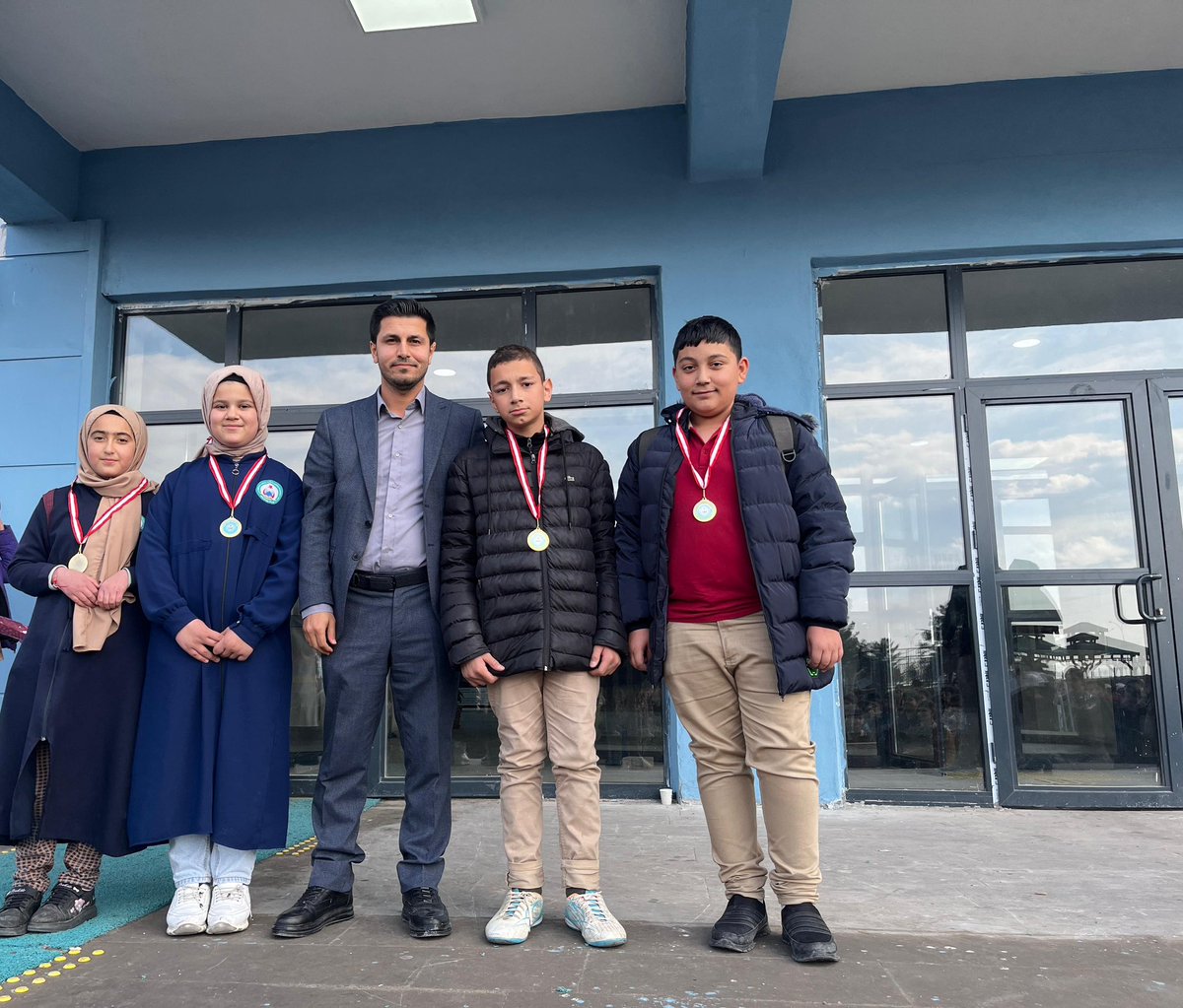 Hafızlık sınıfındaki öğrencilerimizden bu ay en fazla ezber veren öğrencilerimiz okul müdürümüz Mehmet Yardımcı tarafından madalya ile ödüllendirildi.