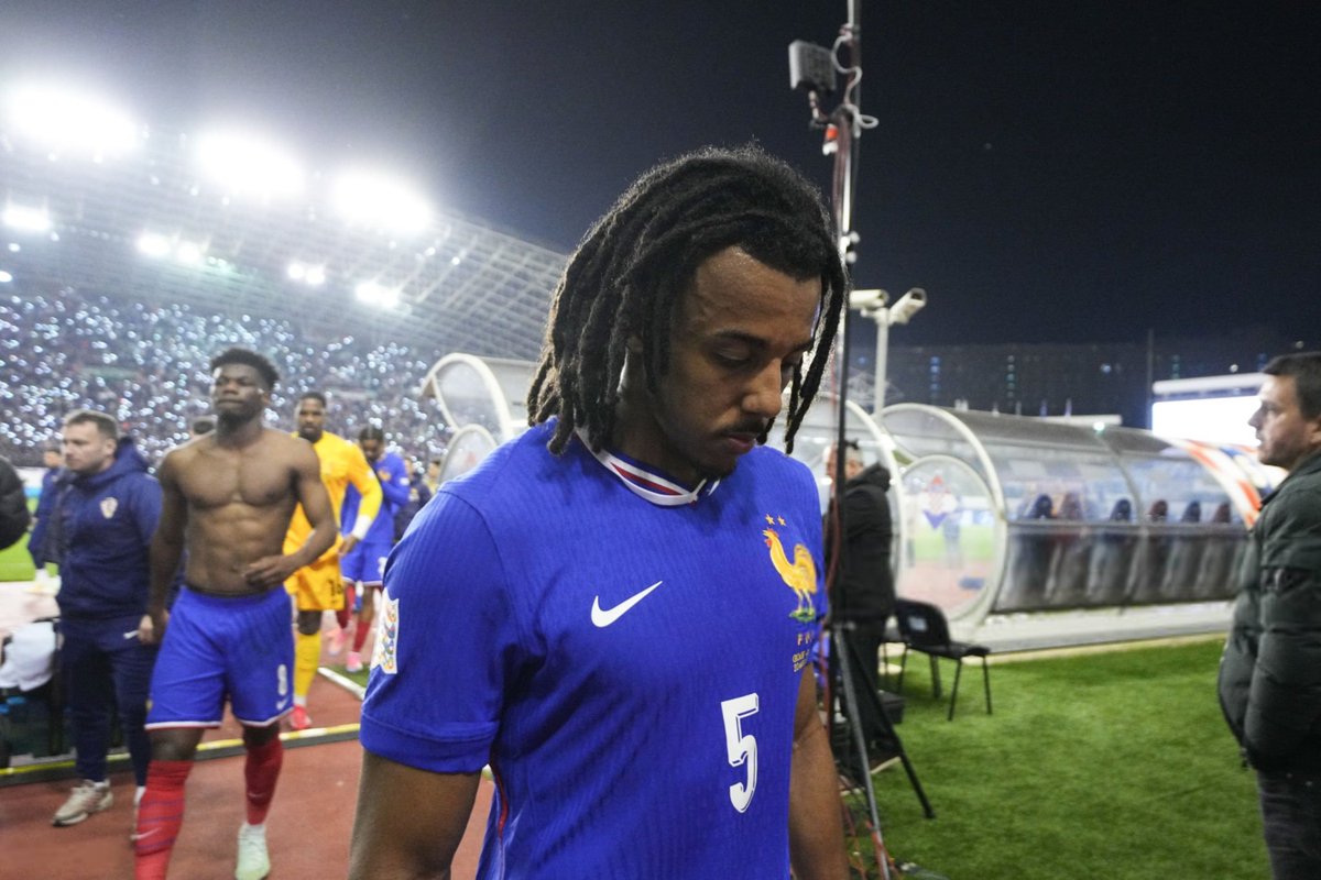 lnstantFoot's tweet photo. Jules Koundé devrait être SUR LE BANC pour le match retour face à la Croatie ! 😳❌

Ses performances n’ayant pas convaincu Didier Deschamps à l’aller, le technicien Français devrait donc trancher entre Benjamin Pavard et Jonathan Clauss pour le remplacer dans le 11 de départ. 🔁

(🗞️ : @lequipe)