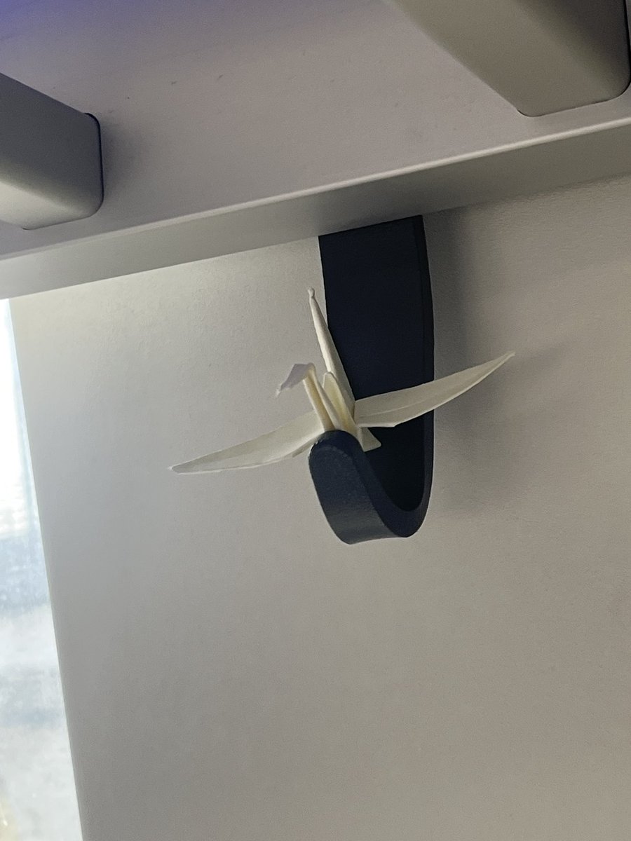 Met de trein met een kind die graag #origami doet. Kraanvogels achterlaten voor de volgende passagiers. #treinleven