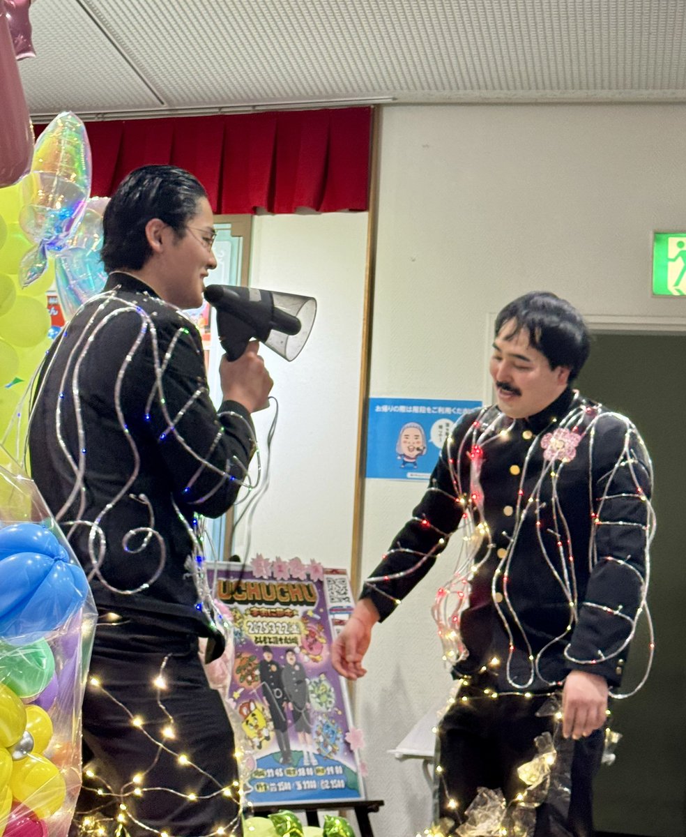 tukudani_fumi's tweet photo. ファンの方が贈ったものをじっくり見ているお2人。
#ペ卒業公演
#UTUTU https://t.co/qLffRvvKMC