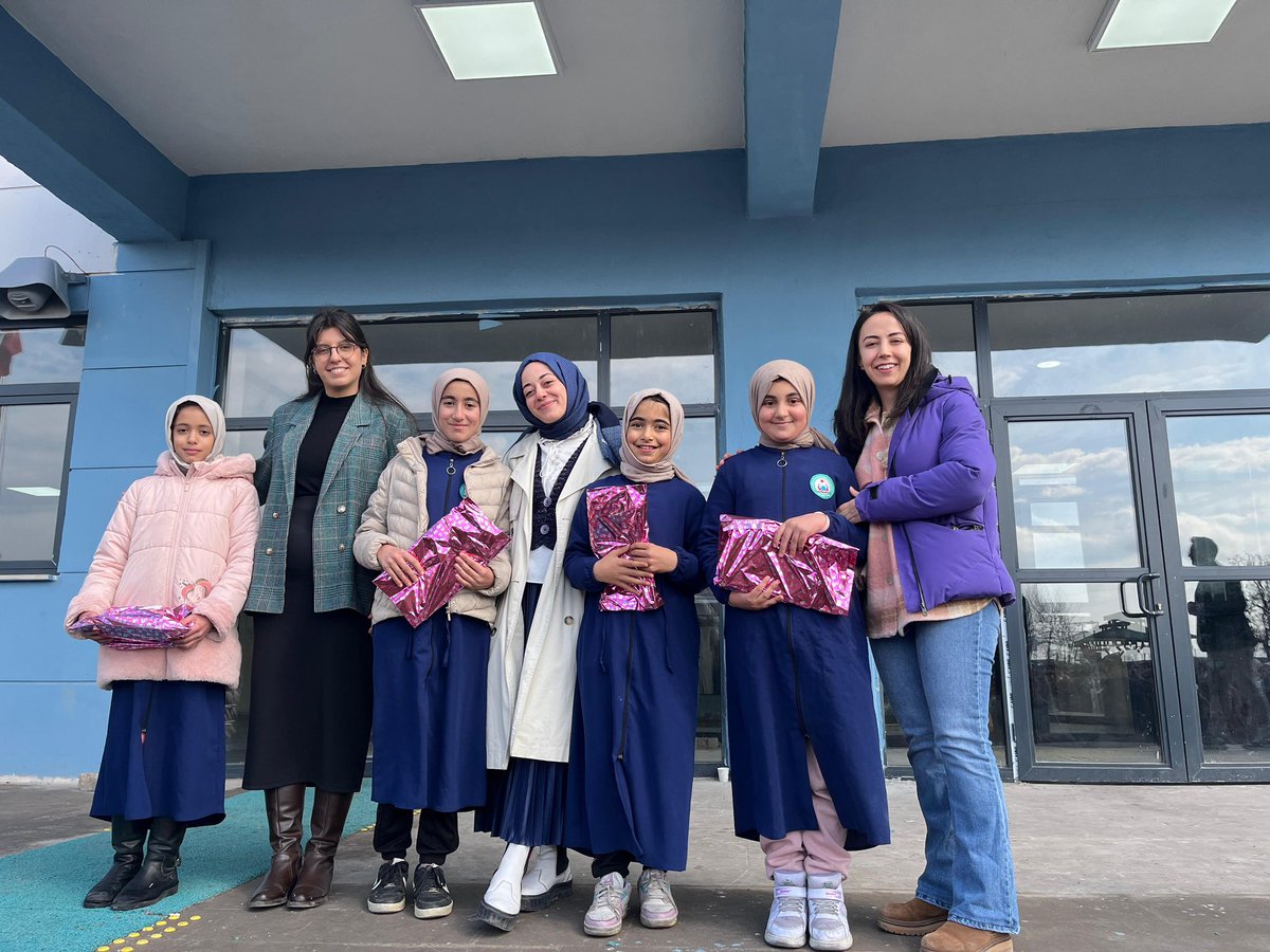 Dünya Pi günü etkinlikleri kapsamında düzenlenen yarışmalarda dereceye giren öğrencilerimize Matematik öğretmenlerimiz tarafından ödülleri verildi.