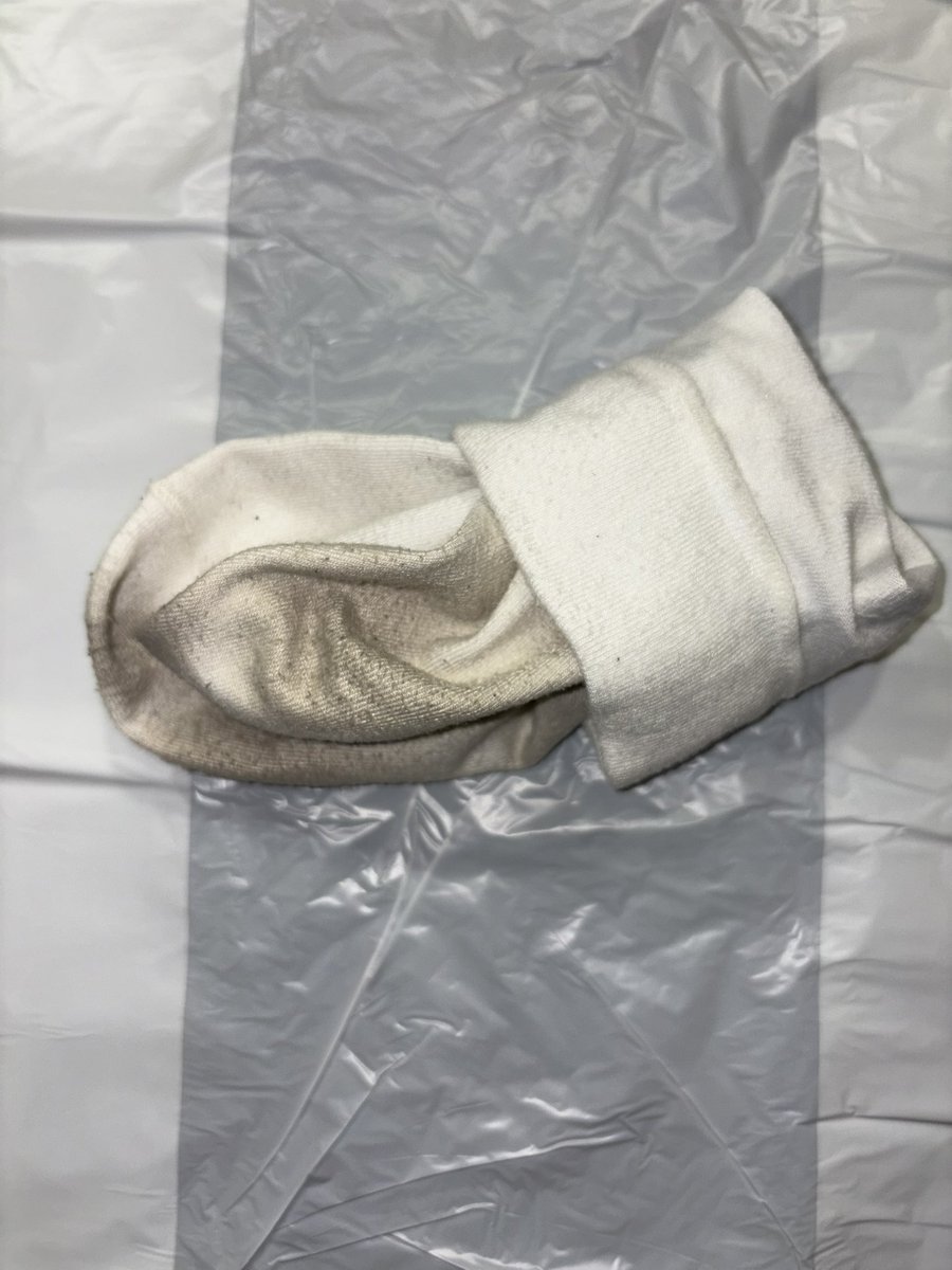 Ld2Pr's tweet photo. 通学用靴下
3000円
洗濯済みですが、履いて未洗濯で送ることも可能です🙆‍♀️
#靴下売ります #売り子 #jk
#匂いフェチ https://t.co/OsQn2QKcjp