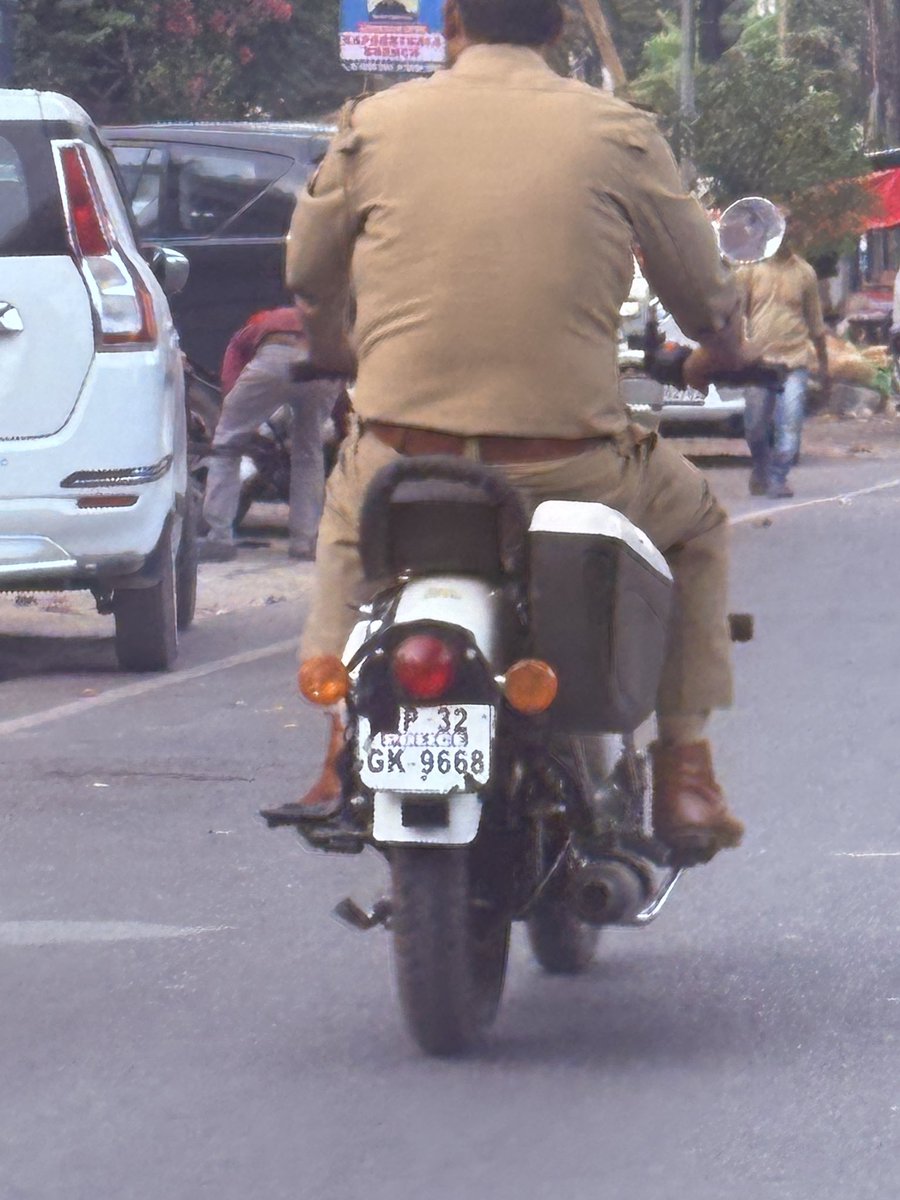 advtaiyab's tweet photo. लखनऊ पुलिस बिना हेलमेट और बिना HSRP नंबर प्लेट के गाड़ियां चला रही है, आम जनता के लिए चालान और पुलिस के लिए छूट? कानून सबके लिए समान होना चाहिए! @Uppolice कृपया संज्ञान लें और कार्रवाई करें। #TrafficRules #NoHelmet #NoHSRP @lkopolice @dgpup @uptrafficpolice https://t.co/SmhldYFyko