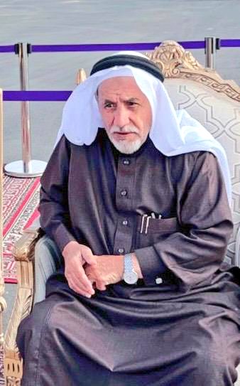 alatawelah1's tweet photo. #الأطاولة
#رواد_التعليم_في_الأطاولة 📚
#رمضان_يجمعنا
#دار_عوضه

✨ الأستاذ/ مفرح بن محمد سعيد الزهراني

📍 الميلاد: 1373هـ – قرية القامرة

شخصية قيادية تربوية، ساهم في نهضة التعليم بمنطقة الباحة، وترك بصمة راسخة في مجالات الإدارة والتخطيط والإشراف التربوي، إلى جانب إسهاماته في المجال الاستثماري والتنمية المجتمعية، مع دعمه المتواصل للسياحة في المنطقة من خلال مشروع مدينة القرى السياحية الجاري العمل عليه.

⸻

📖 المسيرة التعليمية:

📌 التحق بمدرسة الحكمان الابتدائية، وكانت من المدارس الرائدة في المنطقة.

📌 واصل تعليمه في المعهد العلمي بمكة المكرمة، حيث أكمل المرحلتين المتوسطة والثانوية.

📌 التحق بجامعة الملك عبدالعزيز، فرع مكة المكرمة، وحصل على بكالوريوس الجغرافيا مع إعداد تربوي عام 1398هـ.

📌 حصل على ماجستير في الإدارة والتخطيط من جامعة أم القرى عام 1413هـ.

📌 حصل على دبلوم عالٍ في الإدارة المدرسية من جامعة أم القرى عام 1405هـ.

📌 حصل على دبلوم عالٍ في الإشراف التربوي من جامعة الإمام محمد بن سعود عام 1421هـ.

📌 شارك في العديد من الدورات المتخصصة وقدم ورش عمل في مجال التعليم والإدارة والإشراف.

⸻

👨‍🏫 المسيرة المهنية في التعليم:

📌 بدأ حياته المهنية معلمًا في ثانوية الأطاولة 1399هـ - 1402هـ).

📌 عمل وكيلًا في متوسطة الأطاولة 1402هـ - 1404هـ).

📌 انتقل ليصبح وكيلًا في ثانوية الأطاولة 1405هـ - 1413هـ).

📌 تولى إدارة متوسطة الأطاولة 1414هـ - 1417هـ)، حيث قاد عملية تطوير المناهج والإدارة التعليمية.

📌 أصبح مديرًا لثانوية بني عدوان 1418هـ - 1419هـ)، وأسهم في تعزيز المستوى التعليمي.

📌 انتقل إلى إدارة التعليم بمنطقة الباحة وعُيّن مشرفًا للإدارة المدرسية 1420هـ - 1424هـ).

📌 تقلّد منصب مدير مكتب التعليم بمحافظة القرى 1424هـ - 1433هـ)، حيث أسهم في تحسين البيئة التعليمية والإشراف على المدارس.

⸻

🎖 المشاركات التربوية والقيادية:

📌 عضو مجلس التعليم بتعليم الباحة 1421هـ - 1433هـ).

📌 عضو مجلس محافظة القرى 1424هـ - 1433هـ).

📌 رئيس جمعية البر الخيرية بالقرى 1424هـ - 1435هـ)، حيث لعب دورًا بارزًا في دعم الأسر المحتاجة.

📌 عضو لجنة إصلاح ذات البين 1424هـ - 1435هـ)، مسهمًا في حل القضايا الاجتماعية.

📌 عضو مجلس منطقة الباحة 1434هـ - 1438هـ)، وكان له دور في التخطيط التنموي والتعليمي.

📌 مشرف على دار الملك فهد لإيواء الأيتام 1424هـ - 1435هـ)، حيث قدّم خبراته في رعاية الأيتام وتعليمهم.

📌 محاضر في كلية التربية بجامعة الباحة 1424هـ - 1428هـ)، حيث أسهم في إعداد الكوادر التربوية.

⸻

🏆 البحوث والدراسات:

📌 بحث بعنوان “المخدرات وتأثيرها على المجتمع” – قُدّم لمجلس منطقة الباحة.

📌 بحث “أوقات الشباب بين البناء والهدر” – نُشر في إدارة التعليم بالمنطقة.

📌 محاضرات بعنوان “الفكر الإسلامي الصحيح” – استهدفت طلاب الثانوية لتعزيز القيم والمبادئ.

📌 بحث بعنوان “التنمية الفكرية لدى الشباب” – دراسة متخصصة في توجيه الشباب وتنمية الوعي.

⸻

💼 المسيرة بعد التقاعد ودعم السياحة:

📌 بعد التقاعد، انتقل إلى مجال الاستثمار في السياحة والفندقة، حيث أسس:
🔹 شركة مدينة القرى الفندقية – لتقديم خدمات الضيافة والسياحة.
🔹 مؤسسة مفرح الزهراني للمقاولات – التي ساهمت في تنفيذ مشاريع تنموية بالمنطقة.

📌 يعمل حاليًا على مشروع مدينة القرى السياحية، وهو مشروع نوعي يهدف إلى تعزيز السياحة الداخلية في منطقة الباحة من خلال تطوير مرافق وخدمات سياحية متكاملة، بما يسهم في استقطاب الزوار وتحقيق تنمية مستدامة للمنطقة.

⸻

💐 إرث خالد وبصمات لا تُمحى

📌 لم يكن مكتب التعليم الذي أدارَه مجرد جهة إدارية، بل كان صرحًا تعليميًا ساهم في تطوير المناهج وتأهيل المعلمين.
📌 أسهم في تخريج أجيال من المعلمين، والقادة، والأطباء، والمهندسين الذين حملوا راية التنمية في مختلف المجالات.
📌 كان نموذجًا يُحتذى به في القيادة التربوية، والإدارة الناجحة، والعمل المجتمعي.
📌 مبادراته في التعليم والاستثمار والسياحة جعلت منه شخصية مؤثرة في تطوير المنطقة وتعزيز مكانتها.

⸻

💐 #شكرًا_مفرح_الزهراني
📌 نفتخر بعطائك وإسهاماتك في تعليم الأجيال ودعم السياحة في المنطقة.
📌 نسأل الله أن يبارك لك في عمرك وصحتك، ويجزيك خير الجزاء على جهودك العظيمة في خدمة العلم والمجتمع.
