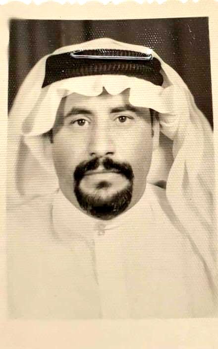 alatawelah1's tweet photo. #الأطاولة
#رواد_التعليم_في_الأطاولة 📚
#رمضان_يجمعنا
#دار_عوضه

✨ الأستاذ/ مفرح بن محمد سعيد الزهراني

📍 الميلاد: 1373هـ – قرية القامرة

شخصية قيادية تربوية، ساهم في نهضة التعليم بمنطقة الباحة، وترك بصمة راسخة في مجالات الإدارة والتخطيط والإشراف التربوي، إلى جانب إسهاماته في المجال الاستثماري والتنمية المجتمعية، مع دعمه المتواصل للسياحة في المنطقة من خلال مشروع مدينة القرى السياحية الجاري العمل عليه.

⸻

📖 المسيرة التعليمية:

📌 التحق بمدرسة الحكمان الابتدائية، وكانت من المدارس الرائدة في المنطقة.

📌 واصل تعليمه في المعهد العلمي بمكة المكرمة، حيث أكمل المرحلتين المتوسطة والثانوية.

📌 التحق بجامعة الملك عبدالعزيز، فرع مكة المكرمة، وحصل على بكالوريوس الجغرافيا مع إعداد تربوي عام 1398هـ.

📌 حصل على ماجستير في الإدارة والتخطيط من جامعة أم القرى عام 1413هـ.

📌 حصل على دبلوم عالٍ في الإدارة المدرسية من جامعة أم القرى عام 1405هـ.

📌 حصل على دبلوم عالٍ في الإشراف التربوي من جامعة الإمام محمد بن سعود عام 1421هـ.

📌 شارك في العديد من الدورات المتخصصة وقدم ورش عمل في مجال التعليم والإدارة والإشراف.

⸻

👨‍🏫 المسيرة المهنية في التعليم:

📌 بدأ حياته المهنية معلمًا في ثانوية الأطاولة 1399هـ - 1402هـ).

📌 عمل وكيلًا في متوسطة الأطاولة 1402هـ - 1404هـ).

📌 انتقل ليصبح وكيلًا في ثانوية الأطاولة 1405هـ - 1413هـ).

📌 تولى إدارة متوسطة الأطاولة 1414هـ - 1417هـ)، حيث قاد عملية تطوير المناهج والإدارة التعليمية.

📌 أصبح مديرًا لثانوية بني عدوان 1418هـ - 1419هـ)، وأسهم في تعزيز المستوى التعليمي.

📌 انتقل إلى إدارة التعليم بمنطقة الباحة وعُيّن مشرفًا للإدارة المدرسية 1420هـ - 1424هـ).

📌 تقلّد منصب مدير مكتب التعليم بمحافظة القرى 1424هـ - 1433هـ)، حيث أسهم في تحسين البيئة التعليمية والإشراف على المدارس.

⸻

🎖 المشاركات التربوية والقيادية:

📌 عضو مجلس التعليم بتعليم الباحة 1421هـ - 1433هـ).

📌 عضو مجلس محافظة القرى 1424هـ - 1433هـ).

📌 رئيس جمعية البر الخيرية بالقرى 1424هـ - 1435هـ)، حيث لعب دورًا بارزًا في دعم الأسر المحتاجة.

📌 عضو لجنة إصلاح ذات البين 1424هـ - 1435هـ)، مسهمًا في حل القضايا الاجتماعية.

📌 عضو مجلس منطقة الباحة 1434هـ - 1438هـ)، وكان له دور في التخطيط التنموي والتعليمي.

📌 مشرف على دار الملك فهد لإيواء الأيتام 1424هـ - 1435هـ)، حيث قدّم خبراته في رعاية الأيتام وتعليمهم.

📌 محاضر في كلية التربية بجامعة الباحة 1424هـ - 1428هـ)، حيث أسهم في إعداد الكوادر التربوية.

⸻

🏆 البحوث والدراسات:

📌 بحث بعنوان “المخدرات وتأثيرها على المجتمع” – قُدّم لمجلس منطقة الباحة.

📌 بحث “أوقات الشباب بين البناء والهدر” – نُشر في إدارة التعليم بالمنطقة.

📌 محاضرات بعنوان “الفكر الإسلامي الصحيح” – استهدفت طلاب الثانوية لتعزيز القيم والمبادئ.

📌 بحث بعنوان “التنمية الفكرية لدى الشباب” – دراسة متخصصة في توجيه الشباب وتنمية الوعي.

⸻

💼 المسيرة بعد التقاعد ودعم السياحة:

📌 بعد التقاعد، انتقل إلى مجال الاستثمار في السياحة والفندقة، حيث أسس:
🔹 شركة مدينة القرى الفندقية – لتقديم خدمات الضيافة والسياحة.
🔹 مؤسسة مفرح الزهراني للمقاولات – التي ساهمت في تنفيذ مشاريع تنموية بالمنطقة.

📌 يعمل حاليًا على مشروع مدينة القرى السياحية، وهو مشروع نوعي يهدف إلى تعزيز السياحة الداخلية في منطقة الباحة من خلال تطوير مرافق وخدمات سياحية متكاملة، بما يسهم في استقطاب الزوار وتحقيق تنمية مستدامة للمنطقة.

⸻

💐 إرث خالد وبصمات لا تُمحى

📌 لم يكن مكتب التعليم الذي أدارَه مجرد جهة إدارية، بل كان صرحًا تعليميًا ساهم في تطوير المناهج وتأهيل المعلمين.
📌 أسهم في تخريج أجيال من المعلمين، والقادة، والأطباء، والمهندسين الذين حملوا راية التنمية في مختلف المجالات.
📌 كان نموذجًا يُحتذى به في القيادة التربوية، والإدارة الناجحة، والعمل المجتمعي.
📌 مبادراته في التعليم والاستثمار والسياحة جعلت منه شخصية مؤثرة في تطوير المنطقة وتعزيز مكانتها.

⸻

💐 #شكرًا_مفرح_الزهراني
📌 نفتخر بعطائك وإسهاماتك في تعليم الأجيال ودعم السياحة في المنطقة.
📌 نسأل الله أن يبارك لك في عمرك وصحتك، ويجزيك خير الجزاء على جهودك العظيمة في خدمة العلم والمجتمع.