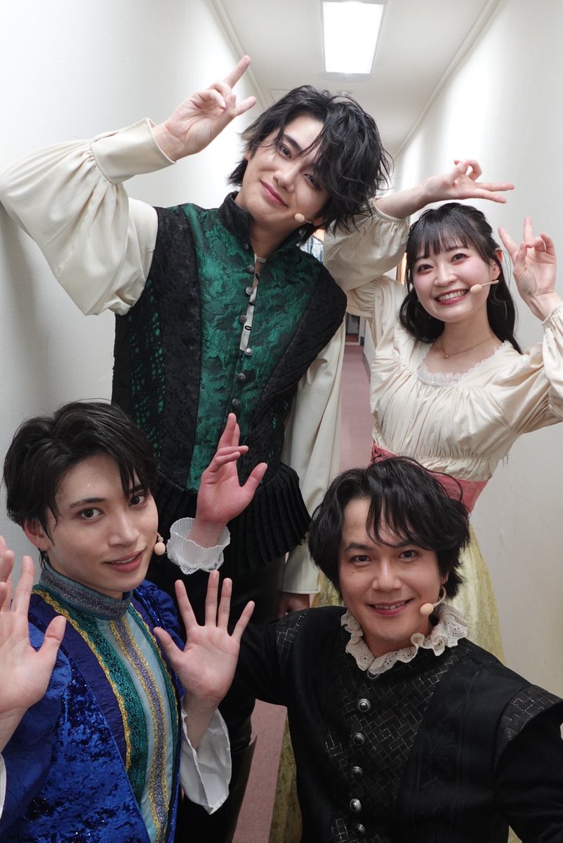 haruki_iwata's tweet photo. ミュージカル「インサイド・ウィリアム」

一足お先に千穐楽を迎えました

これからも大切にしていきたい
沢山の宝物で溢れる毎公演でした。

全員で紡いできた物語も
明日で幕を閉じます
皆に心からエールを！
最後までぜひ見届けてください📖
本当にありがとうございました！

#インサイドウィリアム https://t.co/DMibBdp0T6