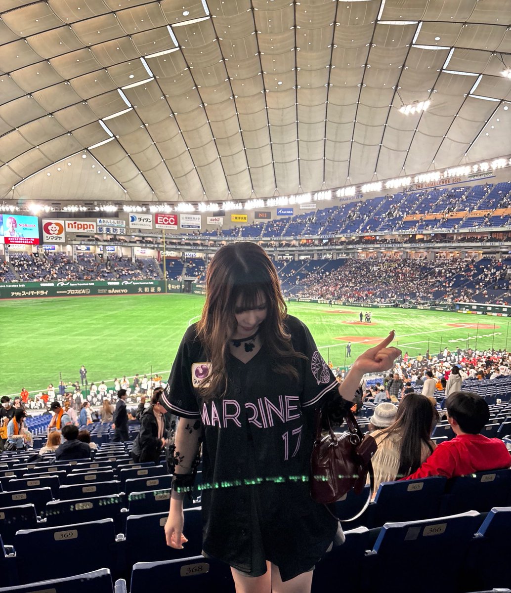 今日は東京ドームでした🏟⚾️✨
ランニングホームラン含むホームラン3本も見れて盛り上がった🙂‍↕️

久しぶりにブラサマのユニ着たけどやっぱりこれ可愛くて好き💞

 #千葉ロッテマリーンズ #東京ドーム