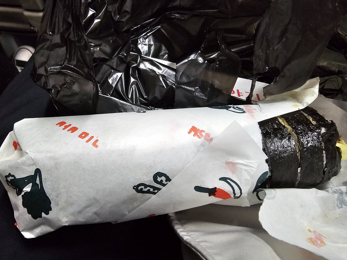 [태양김밥에 담긴 동지애와 우정 그리고 미래도]

온양온천역 광장 남쪽에 자리 잡은 ‘태양김밥’

아산에서 조덕호 후보 지원 유세를 마치고 열차에서 김밥을 먹을 수 있었던 건 조덕호 후보, 김진 도당위원장, 그리고 이근규 최고위원의 동지애 덕분이었다. 무엇보다 공짜로 먹을 수 있었던 건 김남훈