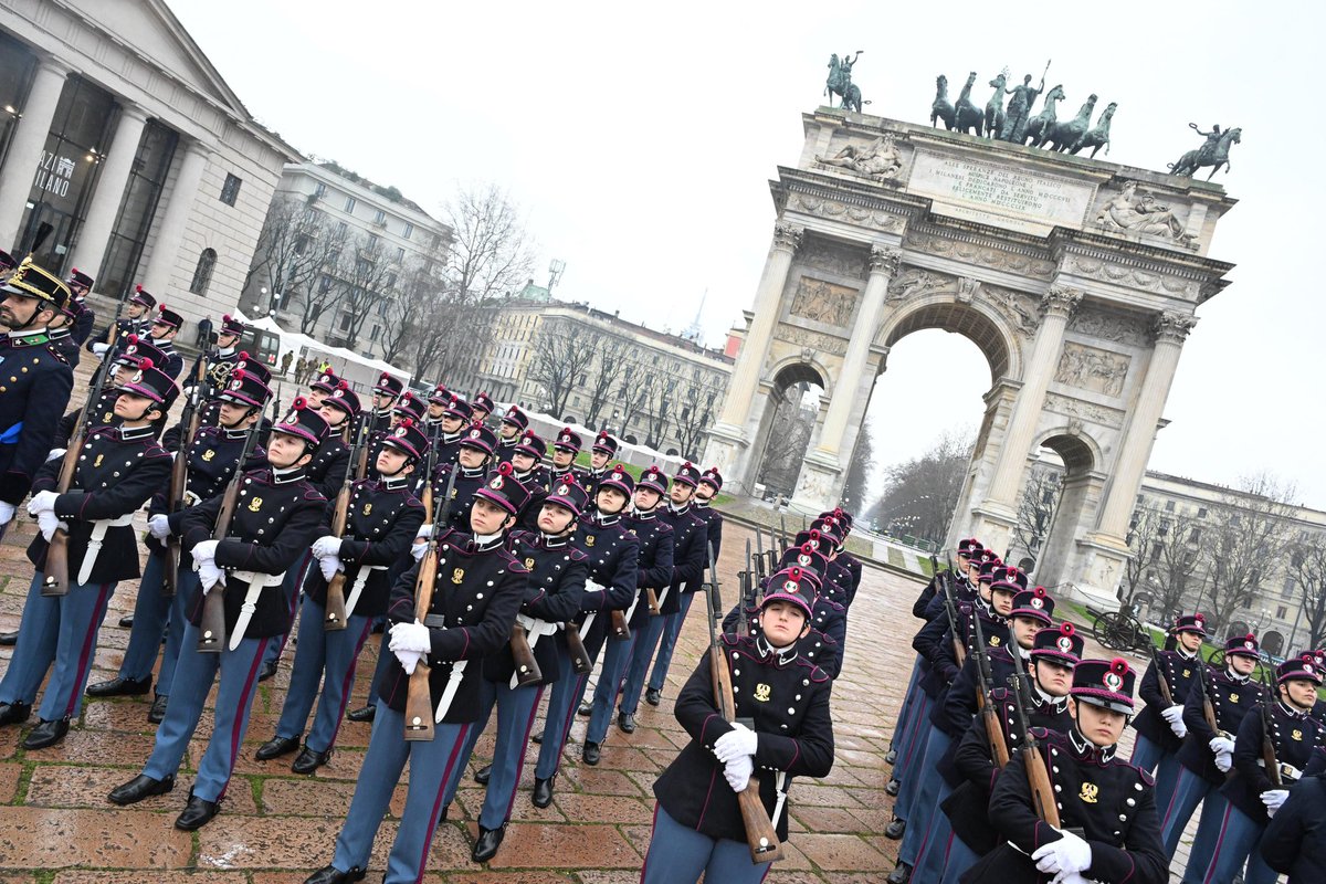 Esercito's tweet photo. “Servire la Patria significa anche mettere il destino degli altri prima di noi stessi. La nostra è una vita senza scorciatoie, basata sull’impegno e sullo studio, che richiede innovazione continua, capacità di confrontarsi con la fatica e di non mollare mai, perché abbiamo il dovere di essere sempre preparati per garantire pace e sicurezza. I giovani sono l’investimento più prezioso del Paese. Siamo orgogliosi e onorati della vostra scelta. Benvenuti nella grande famiglia dell’Esercito”. Così il Capo di SME Gen.C.A. Carmine Masiello alla cerimonia di giuramento degli allievi del corso “Platone III” della Scuola Militare Teulié.
