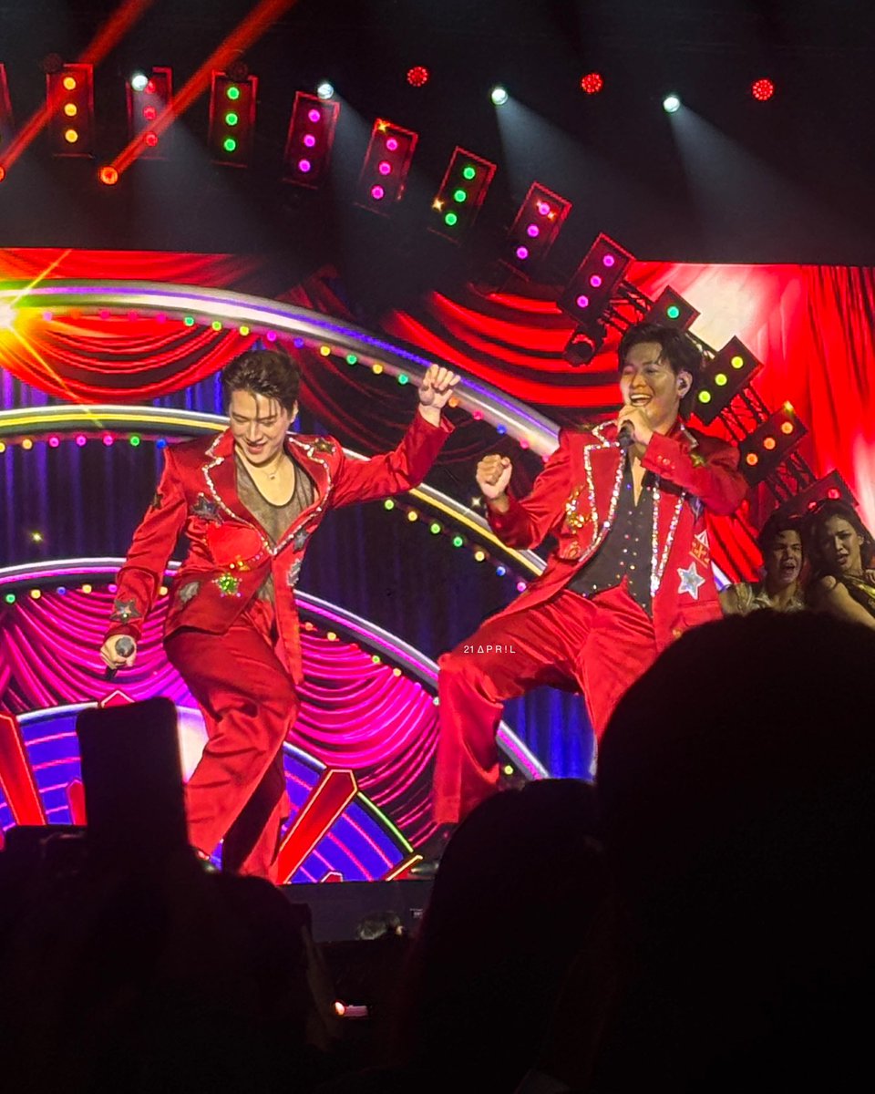 __21april's tweet photo. เปิดมาก็ม่วนจอยเลย 😂

#PEBACAconcert 
#PEBACAconcertxKS 
#KristPerawat 
#SingtoPrachaya https://t.co/yuP58qSG82
