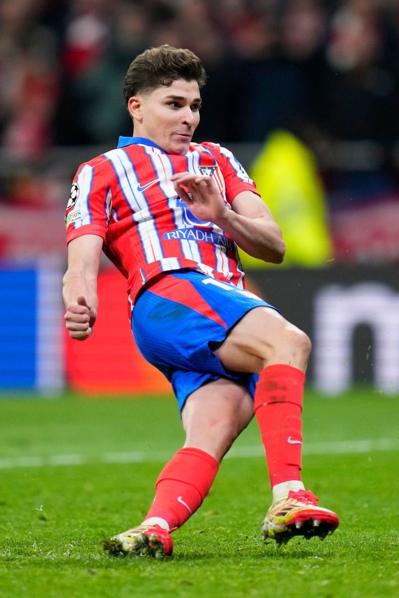 lnstantFoot's tweet photo. 🗣️🇦🇷 Julián Álvarez revient sur son PENALTY POLÉMIQUE contre le Real Madrid : 

"Je l'ai revu 1000 fois. Sincèrement, je ne sens pas que je touche le ballon deux fois. Si il y a vraiment eu deux touches, le contact est vraiment minime. C'est très difficile à percevoir. 

La règle doit être plus claire car ce que j'ai fait n'était pas intentionnel. Alors que quand un gardien sort de sa ligne et qu'il arrête le tir, il fait quelque chose de volontaire et en plus on répète le penalty."

( 🎙️ @SportsCenter )