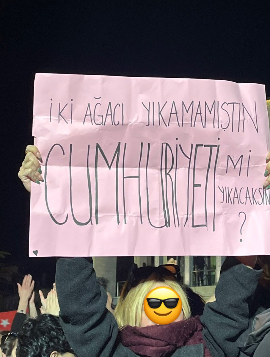 Dün Saraçhane'deki eyleme katılan gençler, Gezi direnişine selam gönderdi:

"İki ağacı yıkamamıştın, Cumhuriyeti mi yıkacaksın?"