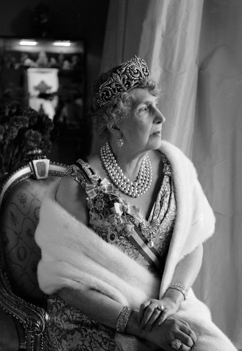 1956. La reina Victoria Eugenia fotografiada en Vieille Fontaine por la conocida fotógrafa Nina Leen, para la revista estadounidense Life.