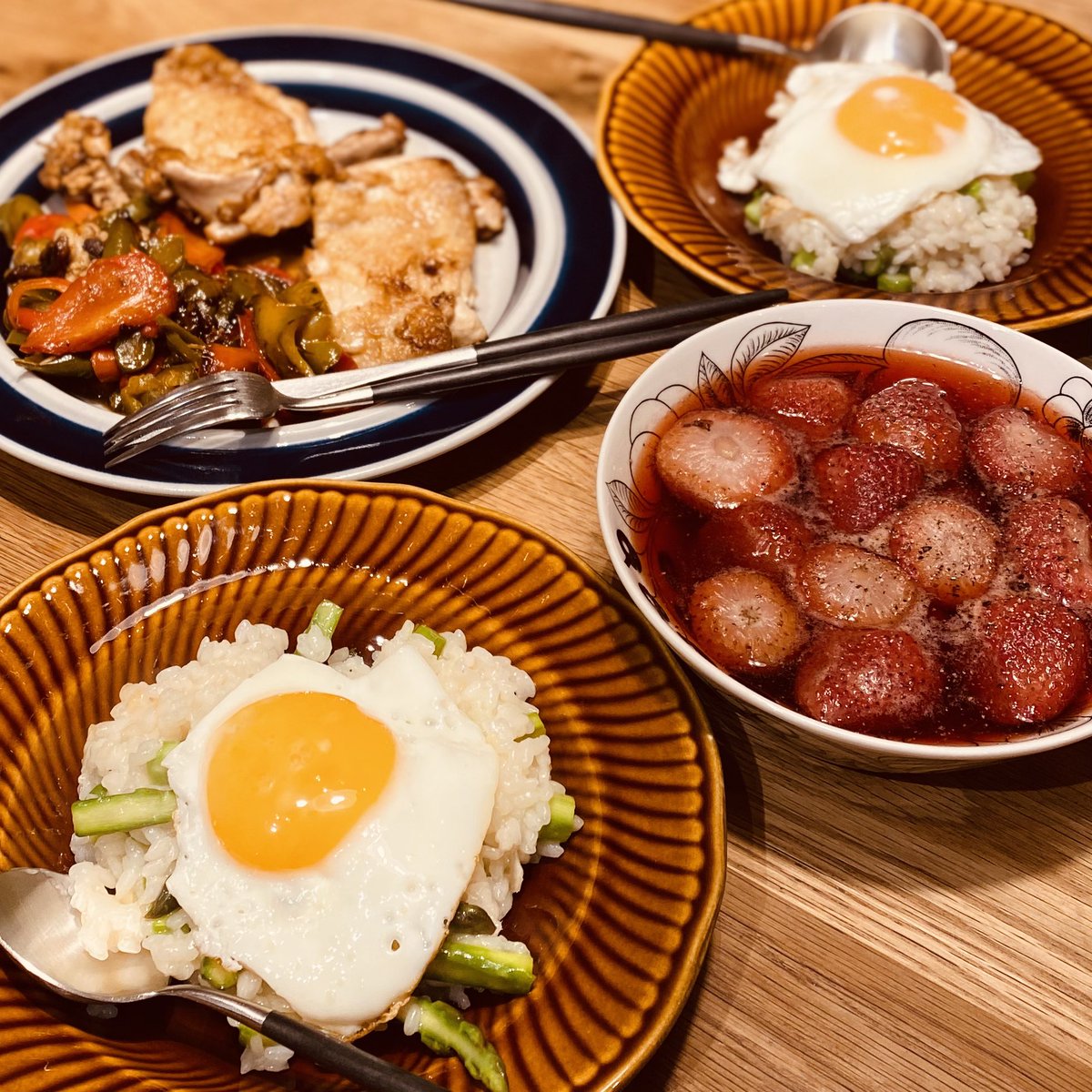 ZarusobaS's tweet photo. 出張中に溜め込んだ長谷川あかりさんのレシピを三つ同時に。全部あっという間に出来たけど、全て美味しくてあっという間に食べ終えた。
アスパラと生姜のチーズリゾット、くたくたパプリカチキンで親のワインが進み、苺と黒胡椒の万能みりんシロップは子供たちのアイスのお供で大好評。ごちそうさま！ https://t.co/mqLEVoSjOW