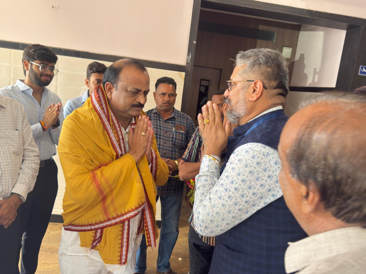 ashwiniksarangi's tweet photo. ବରଗଡ଼ର ଉଦ୍ୟୋଗୀ ଶ୍ରୀ ବିନୋଦ ଅଗ୍ରୱାଲଙ୍କ ଦ୍ୱାରା ଆୟୋଜିତ SS Expo Property Exhibition ର ଉଦ୍‌ଘାଟନ କଲି ଏବଂ ଏଥିରେ ଅଂଶଗ୍ରହଣ କରିଥିବା ଉଦ୍ୟମୀମାନଙ୍କୁ ଶୁଭେଚ୍ଛା ଜଣାଇଲି।

#SSExpo #PropertyExhibition #BargarhConstituency #Bargarh #Odisha https://t.co/ky1MMHnVi3