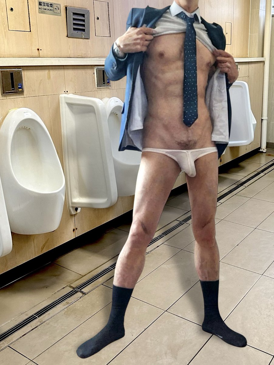 西裝友公廁露屌
愈露愈硬
被看光光