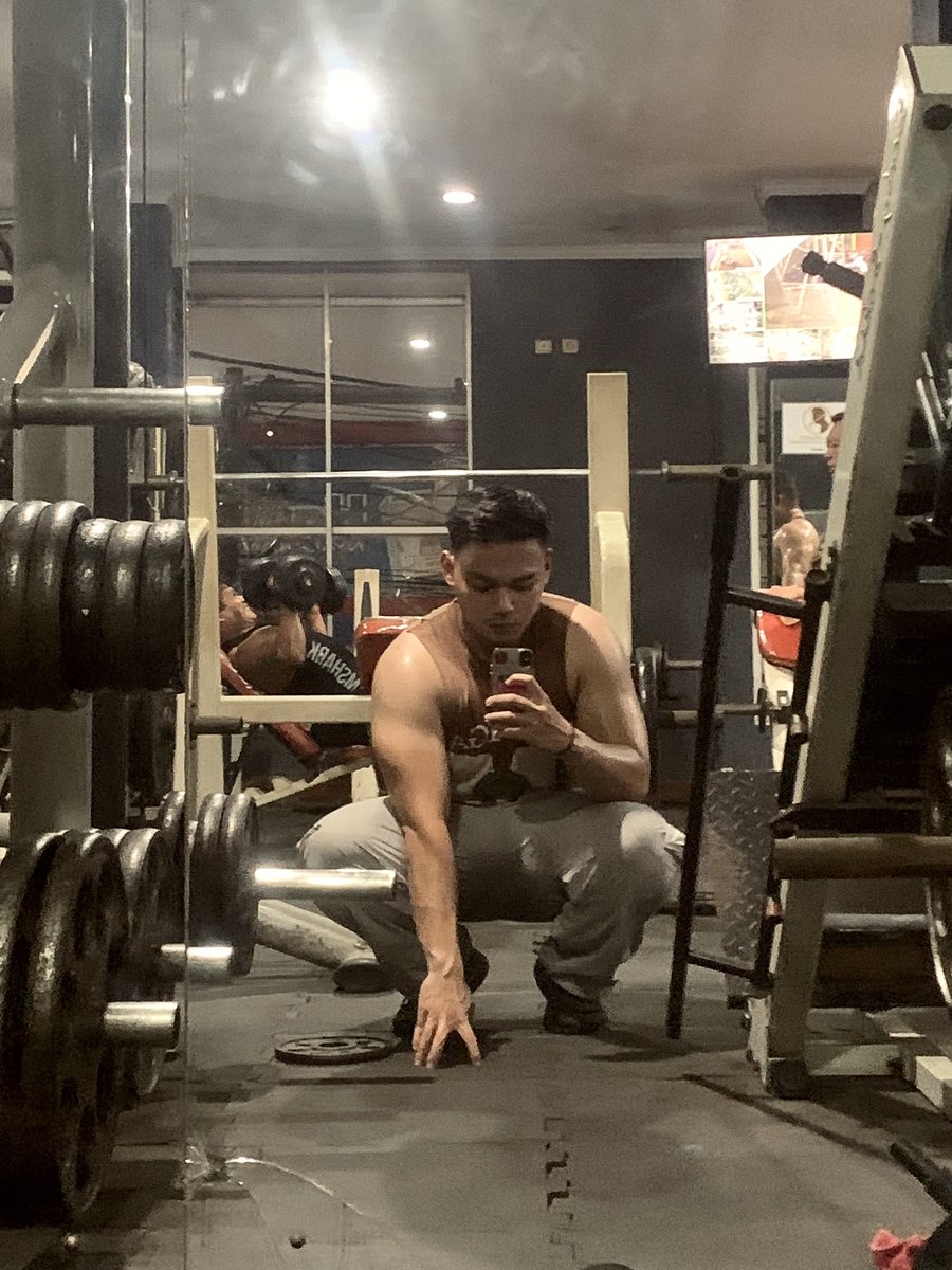 apriangsat tweet media