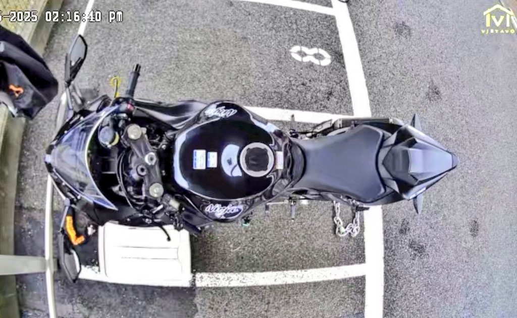 ZX6R29587357's tweet photo. 6Rさんの見守りカメラ設置📸

いつでもスマホでうちの子の安否を確認できるという安心感🍀😌𓈒𓏸

監視カメラ画像でもうちの子カッコよ💫
(｡･ω･)ﾉﾞｾｺﾑｼﾃﾏｽｶ?🚨 https://t.co/yRdNN5lf6I
