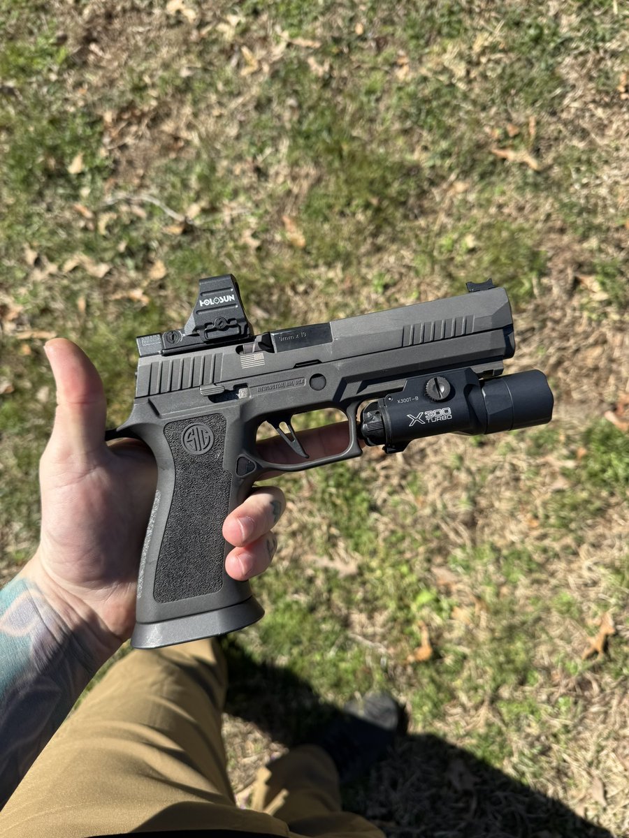 MoralDecayPatch's tweet photo. What do y’all think of the new Holosun 507 comp? I think I like it more than my SRO. https://t.co/hsccCjSw3H