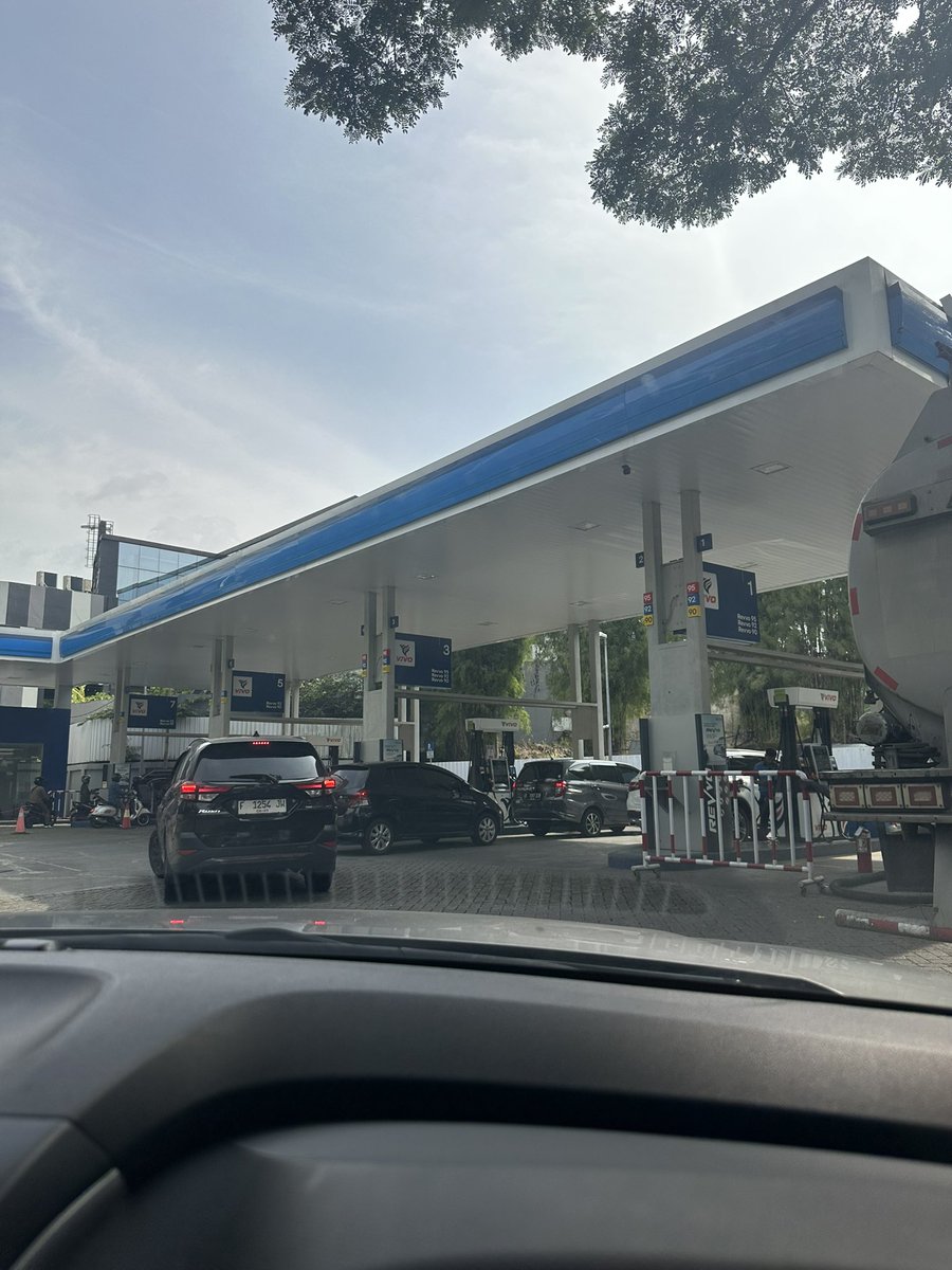 Shell Bandung kosong dimana mana tadi pagi. Keliling dari sudirman, pasir koja, pasteur. Akhirnya ke Vivo dulu