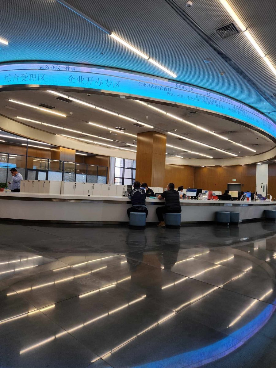 Хятадад төрийн үйлчилгээг нь өөрийн биеэр үзлээ:

1. Байгууллагын гэрчилгээ авах гээд явахад бүх компьютер, принтер, цаас нь зааландаа бэлэн. Мэдэхгүй юм гарангуут нөгөө бүртгэлийн ажилтан компьютер дээр хүрч ирээд заагаад өгсөн. Үдээс хойш ирээрэй гэв, гадаа зогсоол дээр