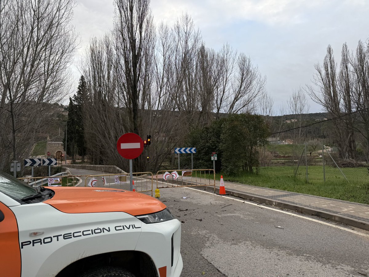 PCivilAmbite's tweet photo. 🚨 NOCHE TRANQUILA, PERO SEGUIMOS EN ALERTA 🚨

Protección Civil de Ambite ha vigilado el Río Tajuña toda la noche sin incidencias. Mantenemos contacto con CECOM y PMA de INUNCAM y seguimos atentos.

⚠️ Evita acercarte al cauce. #Ambite https://t.co/zivQ5sKKQn