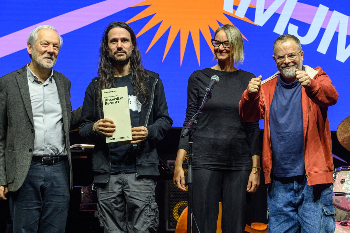 amjmcat's tweet photo. La discogràfica Discordian Records (@DiscordianRec ), es va endur el #PremiAMJM2025 al Treball Discogràfic.
Va fer entrega del Premi el tresorer de l'AMJM, #IgnasiTerraza.
#AMJM #jazz #music https://t.co/l2lHGg1O2q