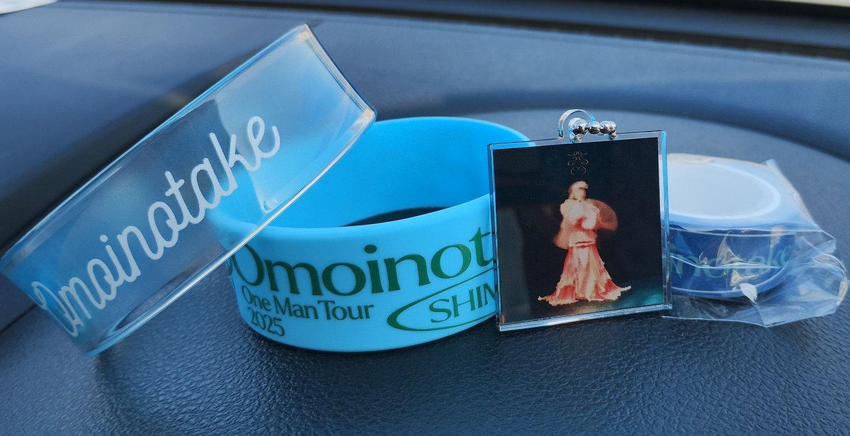 Mamo_KUBITTAKE's tweet image. #Omoinotake 
One Man Tour &quot;#Pieces&quot; 
会場着いて、グッズも買ったし、ガチャもやった🩵
今回のラババン太いから着けたら目立ちそうでいい感じ！
ガチャはCD風キーホルダーの蕾🌹とほしかったマステをGET🙌🏻
開場まで時間あるけど、うろうろすると疲れそうだから車でのんびりする😁