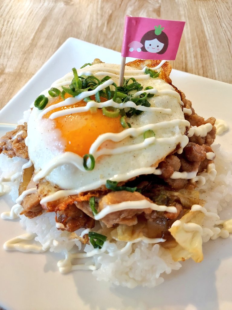 prn7373's tweet photo. りかんち🏠
甘ダレてりたま豚丼は間違いない味😋苺のヨーグルトパフェは見た目もかわいくて、おいしかったです🍓✨
#りかんち https://t.co/OiHymoJpKz