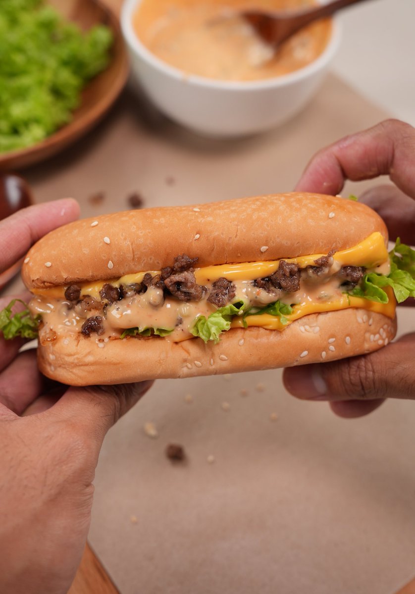 khairulaming's tweet photo. Puasa ke-21 : Cheesy Oblong Burger

Sangat sedap untuk buat moreh dengan family 🤤 https://t.co/CEIG6YMOAq