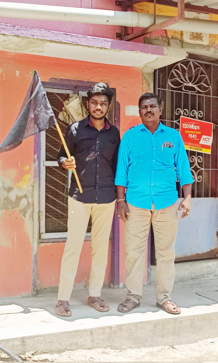 pencil8832's tweet photo. கர்நாடகா, கேரள போன்று தொடர்ந்து வஞ்சித்து வரும் அம்மாநில முதல்வர்களுக்கு சிவப்பு கம்பள வரவேற்பளிக்கும் தமிழக முதல்வர்  அவர்களுக்கு இன்று எங்களது  இல்லத்தின் முன்பாக குடிநீரை கோட்டை விட்டார்! குடிகாரன் ஆக்கிவிட்டார்! என்று முழக்கமிட்டு க���ுப்புக்கொடி காட்டி எதிர்ப்பை பதிவு செய்தோம் https://t.co/OKyMqC7jTj