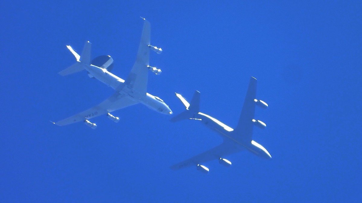 Exactly one year ago, #NATO / #OTAN exercises took place right above my head. Aircraft at about 5 km altitude amused themselves by performing in-flight refueling – photo taken with a #Nikon #P1000