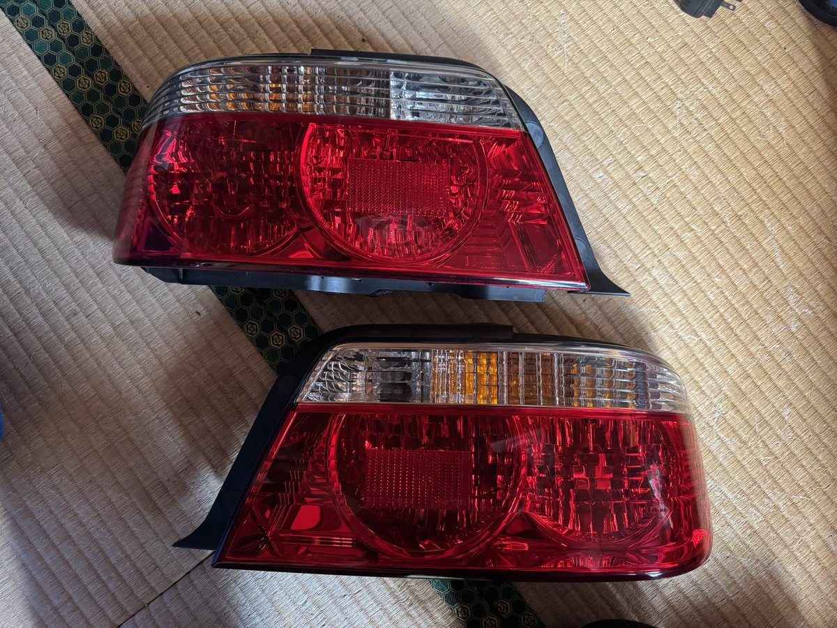 kakeru2227's tweet photo. チェイサーJZX100純正テールライト売ります。
基本引き取り希望ですが、大黒PAなどに持って行くことも可能です。

前期:¥12,000-
後期:¥15,000-

ご質問があれば、リプにお願いします🙇
#JZX100 #チェイサー #売ります https://t.co/2O28rut2jh