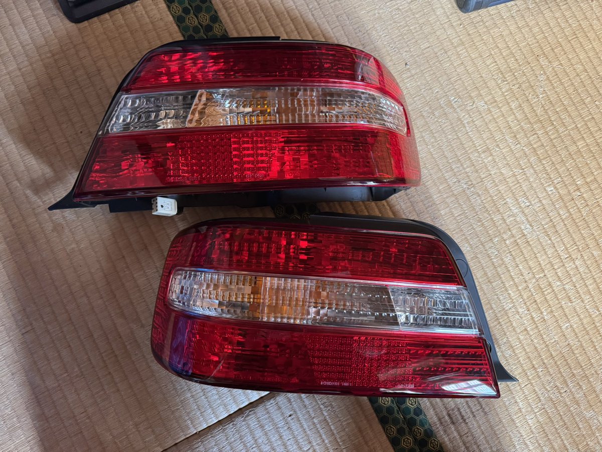 kakeru2227's tweet photo. チェイサーJZX100純正テールライト売ります。
基本引き取り希望ですが、大黒PAなどに持って行くことも可能です。

前期:¥12,000-
後期:¥15,000-

ご質問があれば、リプにお願いします🙇
#JZX100 #チェイサー #売ります https://t.co/2O28rut2jh