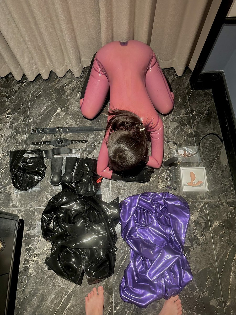 她的私藏军火库被我找到了🤔
#latex 
#rubber
#乳胶衣