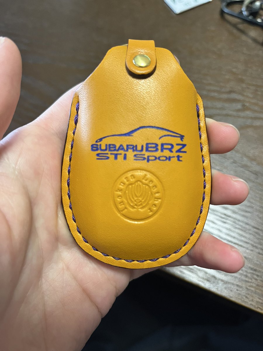 shoutrose's tweet photo. 前の車でも使ってたので今回も伊の蔵レザーさんにてキーウェアジャケットを発注しました
シルエットと車名は夜の感じで青でステッチはパープルエディションてことでパープルを
ベースの色はごと嫁の一花が推しなので今回はイエローにしてみました!
#DesignedbyHide
#伊の蔵レザー https://t.co/t6R360riz7