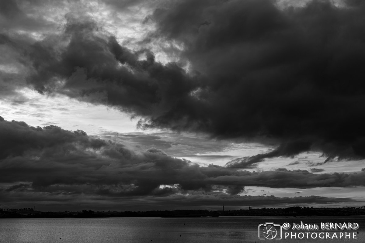 🌫️ Le ciel joue les intimidateurs... 🌫️
Quand l’horizon devient sombre et que l’ambiance tourne au mystère… Pas d’orage en vue, juste un ciel menaçant qui met la Bretagne en mode cinéma noir et blanc. 🎬✨

📸 johann bernard photographe

#CielMenaçant #BreizhAtmosphère